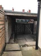 Stylish 3 Bedroom House Only 5 Mins From M6/m58