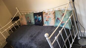 Welcoming Spacious 2-bedroom House in St Helens