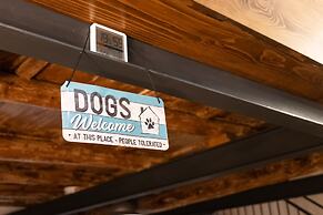 Citycenter Unique Apartment-sleeps 2- Pet Friendly