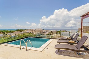 Grand Oceanview Condo with Rooftop Pools