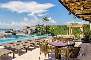 Grand Oceanview Condo with Rooftop Pools