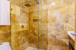 Grand Oceanview Condo with Rooftop Pools