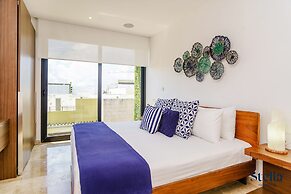 Grand Oceanview Condo with Rooftop Pools