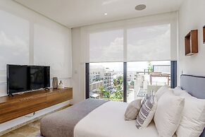 Grand Oceanview Condo with Rooftop Pools