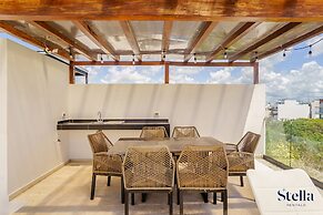 Grand Oceanview Condo with Rooftop Pools