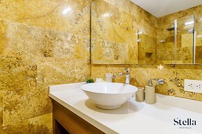 Grand Oceanview Condo with Rooftop Pools