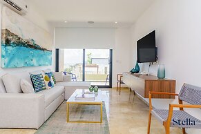 Grand Oceanview Condo with Rooftop Pools