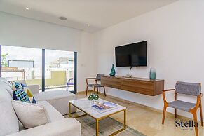 Grand Oceanview Condo with Rooftop Pools