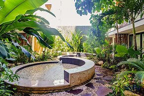 Grand Oceanview Condo with Rooftop Pools