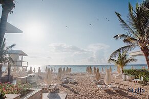 Grand Oceanview Condo with Rooftop Pools