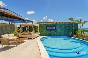 Grand Oceanview Condo with Rooftop Pools