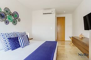 Grand Oceanview Condo with Rooftop Pools