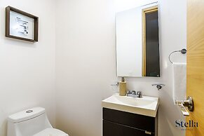 Grand Oceanview Condo with Rooftop Pools