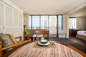 Waikiki Banyan-Amazing Walk to the Beach