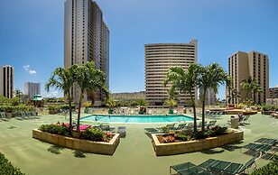 Waikiki Banyan-Amazing Walk to the Beach