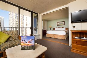 Waikiki Banyan-Amazing Walk to the Beach