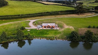 Cuddfan Lodge on a Gorgeous Private Lake