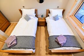 Cuddfan Lodge on a Gorgeous Private Lake