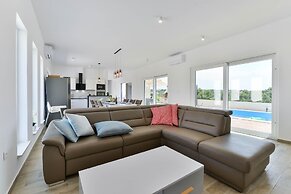 Modern & spacious villa with pool AE1445