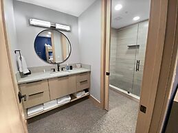 Kings Crown C-101 2 Bedroom Condo by RedAwning