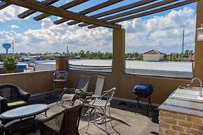 2 Level Townhome W/rooftop Patio Near Beach 3 Bedroom Home by Redawnin