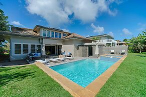 Makana Pool House 5 Bedroom Home by RedAwning