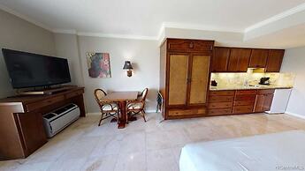 Luana Waikiki 520 Condo by RedAwning