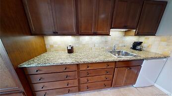 Luana Waikiki 520 Condo by RedAwning