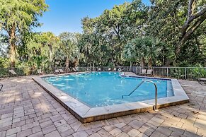 Pool View Condo with Access to Walking or Biking Pathway Throughout Am