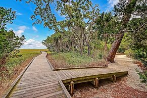 Pool View Condo with Access to Walking or Biking Pathway Throughout Am
