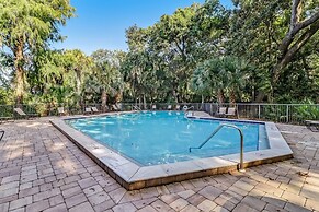 Pool View Condo with Access to Walking or Biking Pathway Throughout Am