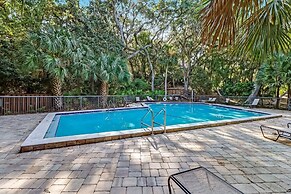 Pool View Condo with Access to Walking or Biking Pathway Throughout Am