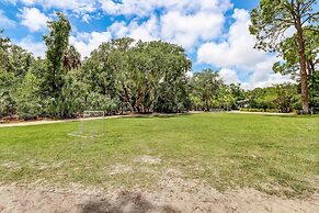 Pool View Condo with Access to Walking or Biking Pathway Throughout Am