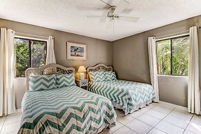 Pool View Condo with Access to Walking or Biking Pathway Throughout Am