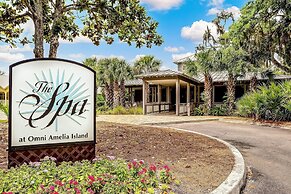 Pool View Condo with Access to Walking or Biking Pathway Throughout Am