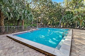 Pool View Condo with Access to Walking or Biking Pathway Throughout Am