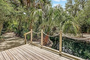 Pool View Condo with Access to Walking or Biking Pathway Throughout Am