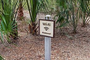 Pool View Condo with Access to Walking or Biking Pathway Throughout Am