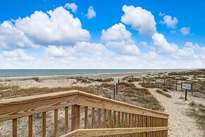 Pool View Condo with Access to Walking or Biking Pathway Throughout Am