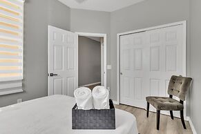 Just 10 Mins From Disney and Walking Distance to Outlets & Restaurants