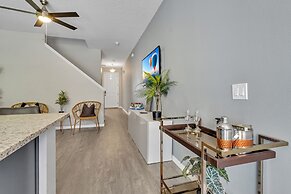 Just 10 Mins From Disney and Walking Distance to Outlets & Restaurants