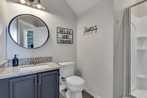 Just 10 Mins From Disney and Walking Distance to Outlets & Restaurants