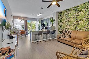 Just 10 Mins From Disney and Walking Distance to Outlets & Restaurants