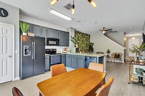 Just 10 Mins From Disney and Walking Distance to Outlets & Restaurants