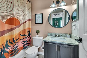 Just 10 Mins From Disney and Walking Distance to Outlets & Restaurants