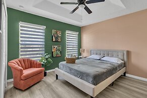 Just 10 Mins From Disney and Walking Distance to Outlets & Restaurants