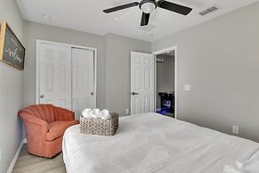 Just 10 Mins From Disney and Walking Distance to Outlets & Restaurants