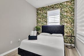 Just 10 Mins From Disney and Walking Distance to Outlets & Restaurants