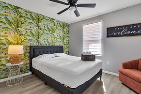 Just 10 Mins From Disney and Walking Distance to Outlets & Restaurants