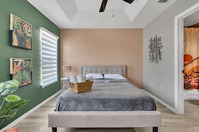 Just 10 Mins From Disney and Walking Distance to Outlets & Restaurants